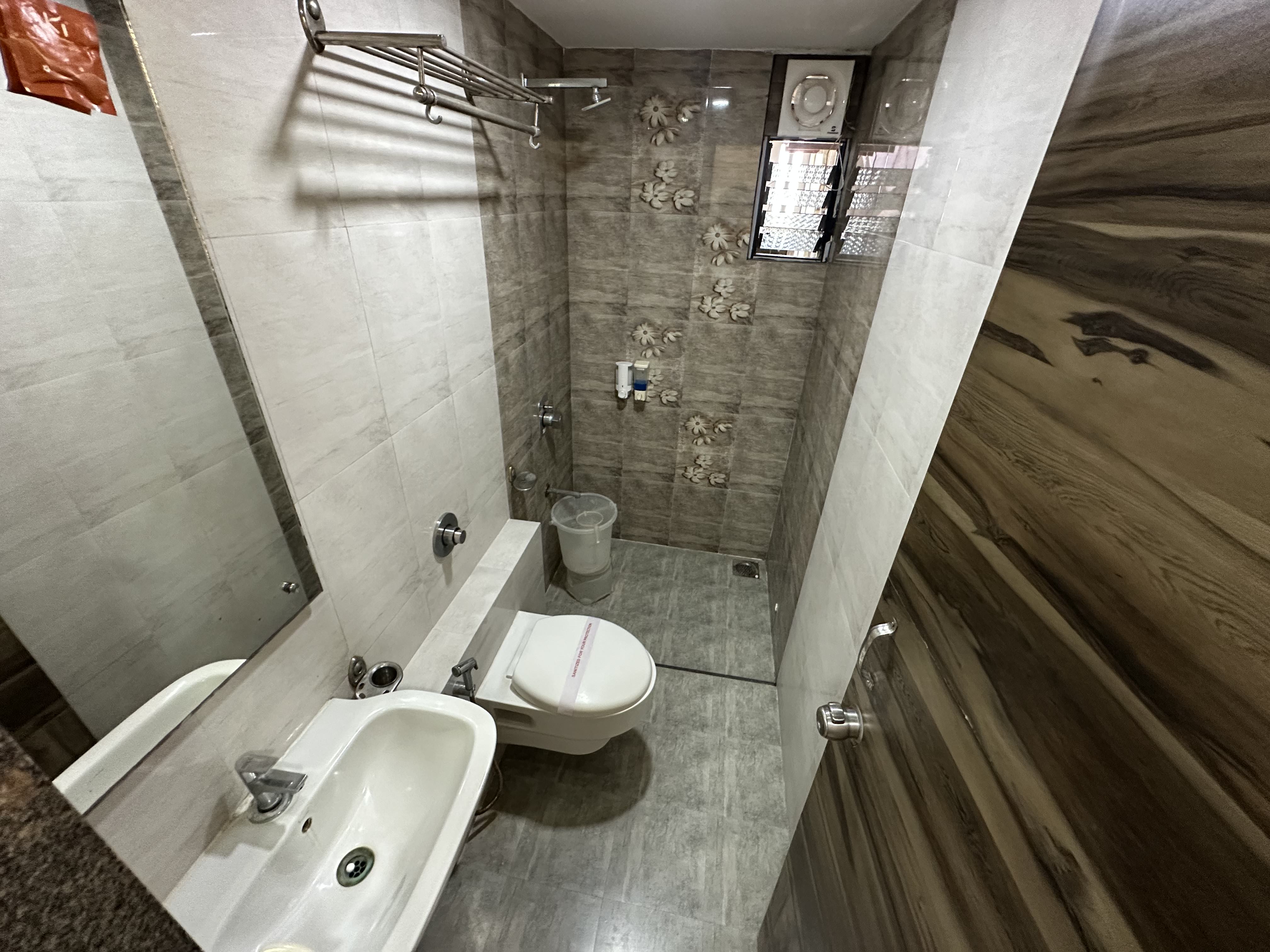 Hotel Vraj Inn-Deluxe AC Room2