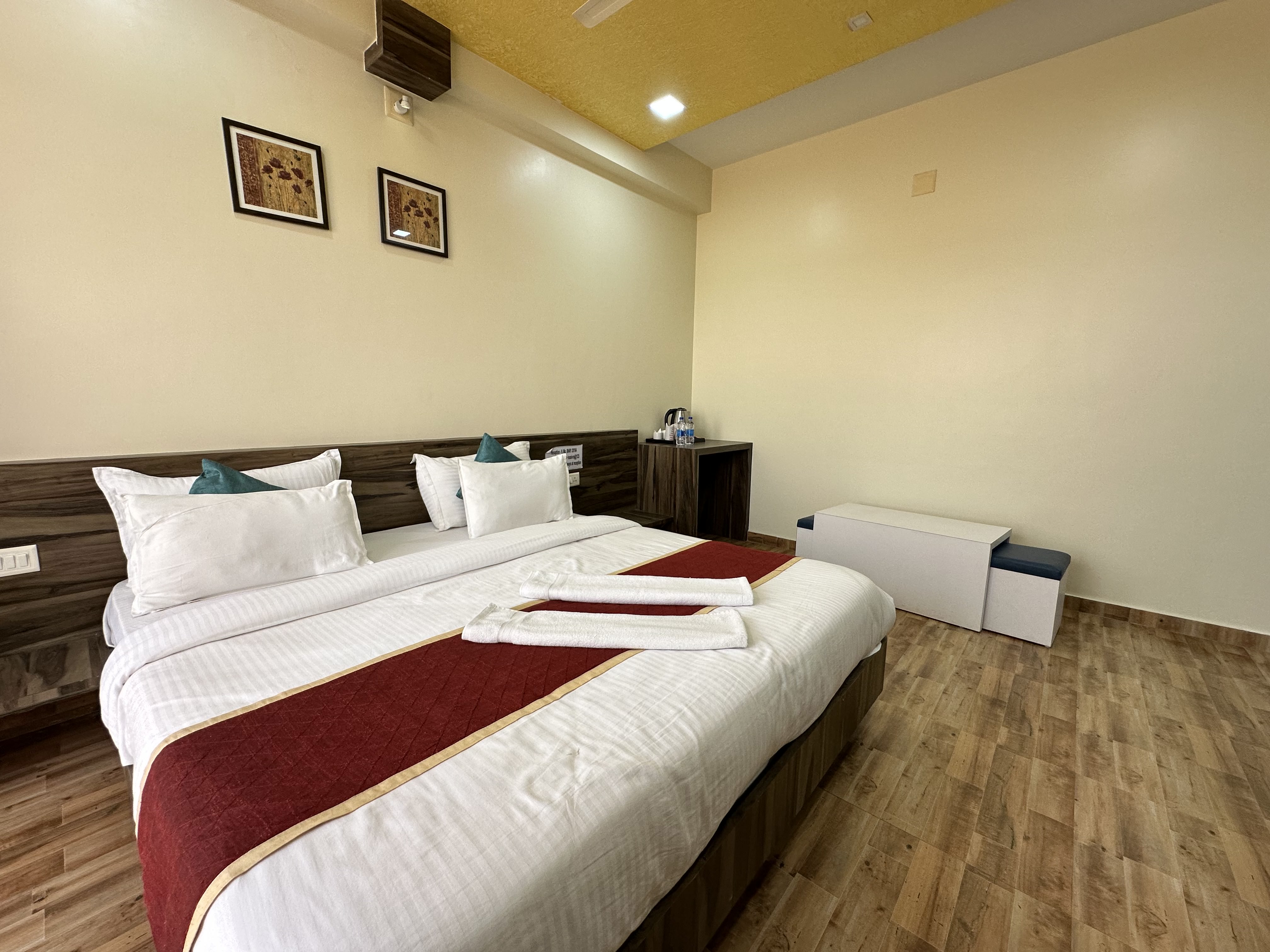 Hotel Vraj Inn-Super Deluxe Room