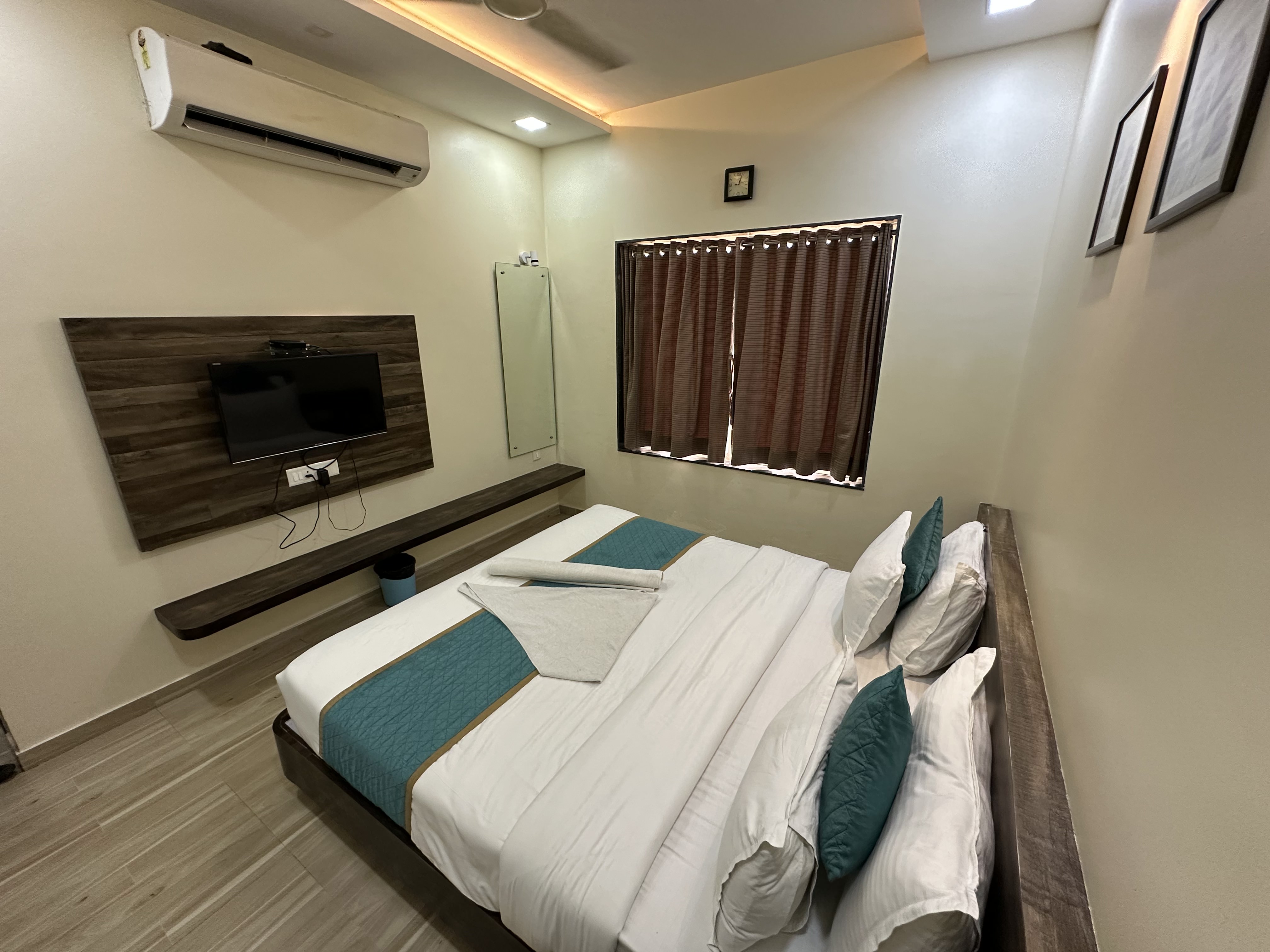 Hotel Vraj Inn-Deluxe AC Room1