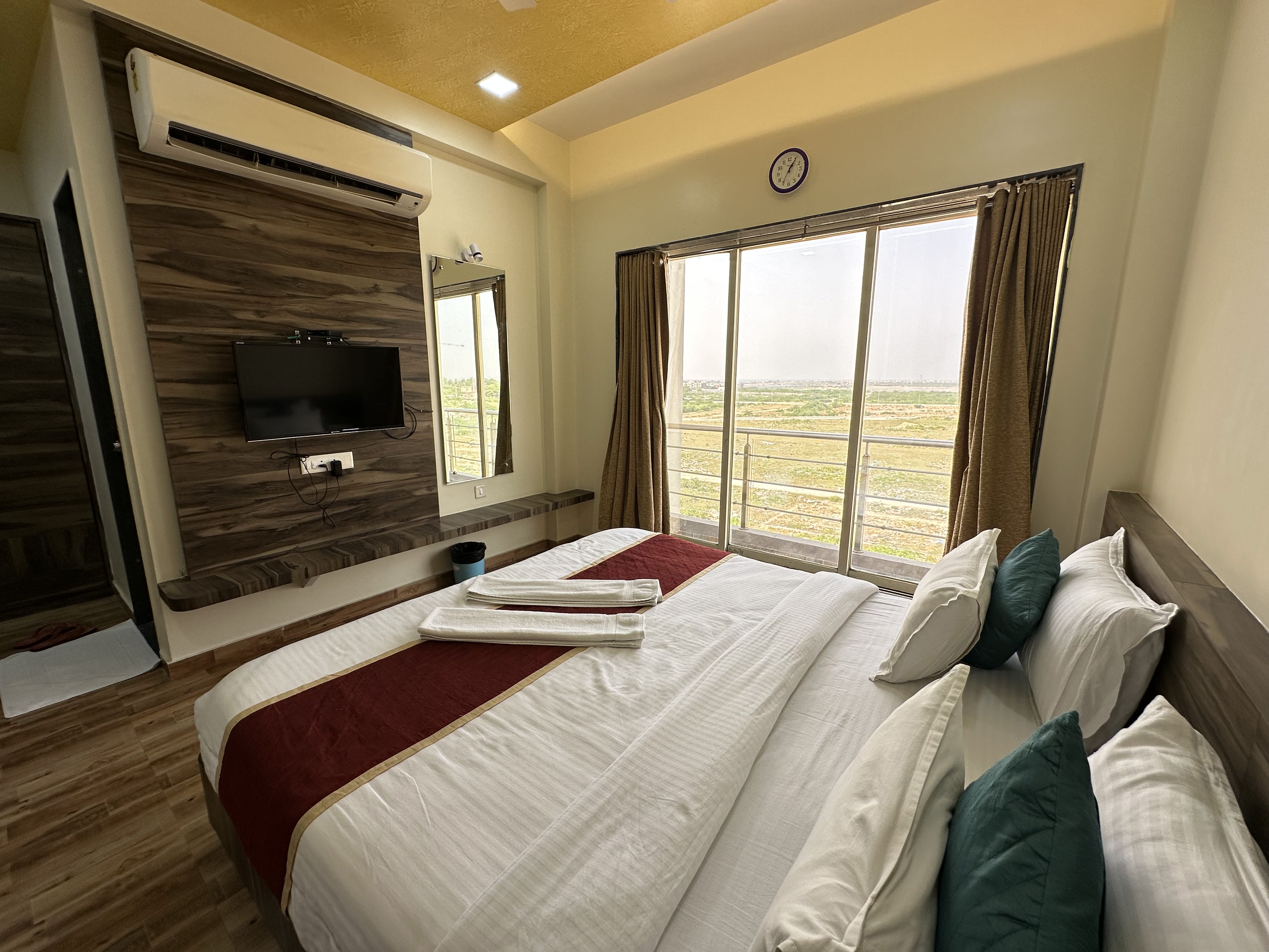 Hotel Vraj Inn-Super Deluxe Room