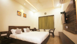 Hotel Vraj Inn-Deluxe-Room1