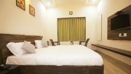 Hotel Vraj Inn-Deluxe-Room2